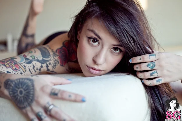 Modelo mona de suicide girl tatuada
