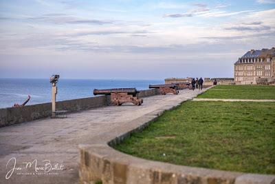 Bastion de Hollande (Saint-Malo) — Alignement de pièces d'artillerie navale.