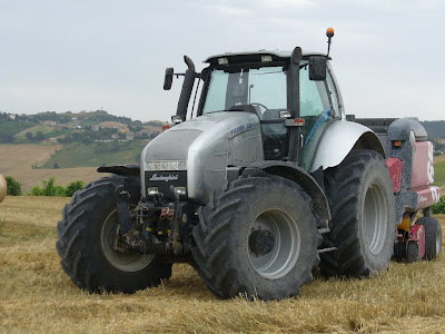 Lamborghini on Italy    Una Vita Piu  Bella  Tractor Envy