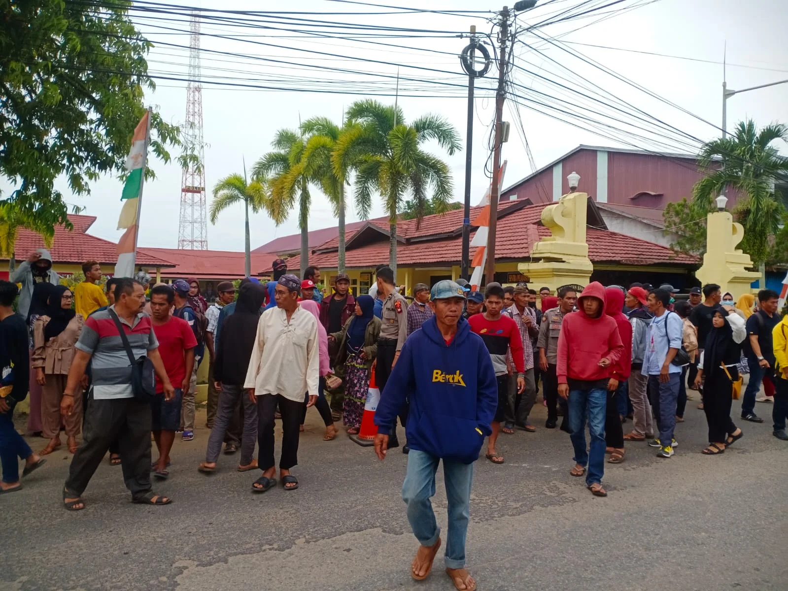 Massa Laporkan Kades Diduga Buat Surat Palsu, Pembelinya Eks Calon Bupati Ketapang