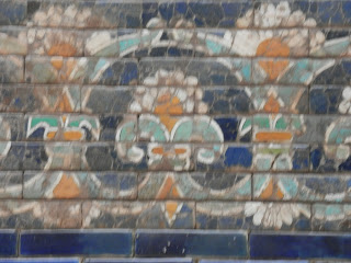 Ishtar Gate and Processional Way from Babylon (Pergamon Museum, Berlin)   by E.V.Pita (2015)  http://archeopolis.blogspot.com/2015/10/babilonia-doors-of-wall-pergamo-museum.html   Puertas de las murallas de Babilonia (Museo Pérgamo de Berlín)  por E.V.Pita (2015)  Portas de Babilonia