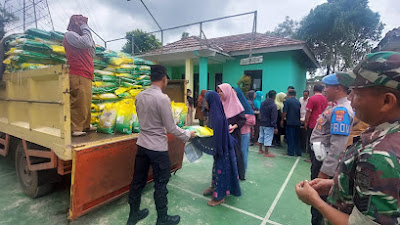 10 Ton Beras Diturunkan  Satgas Pangan Polres Serang Saat Operasi Pasar di Kecamatan Bandung  Kabupaten Serang 