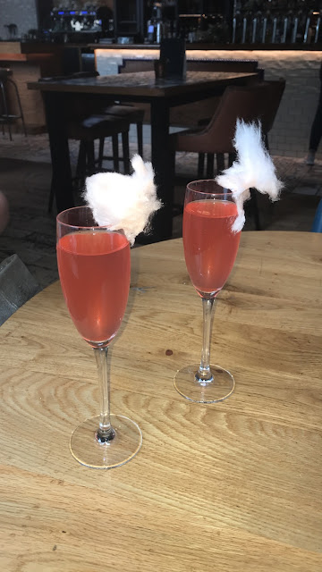 Prosecco cocktail with candy floss