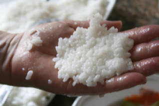 Bolitas de arroz rellenas de salmón ahumado El Ágora de Ángeles