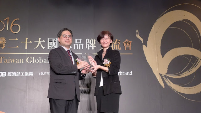 Tefen Tao (right), AVP of Zyxel’s Brand and Marketing Management Division, receives the award from Dr. Ming-Ji Wu (left), Director Genera