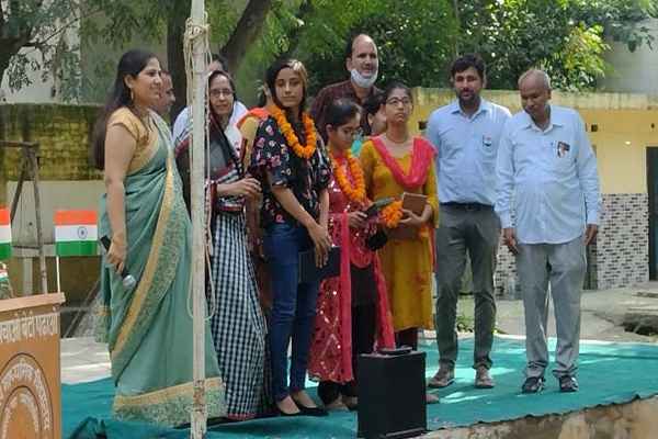 faridabad-dadasia-gaon-mbbs-student-vanshika-tyagi-hoist-flag