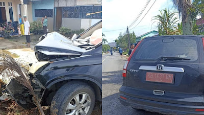 Mobil Plat Merah Tabrak Pohon di Jalan Raya Kuala Mempawah