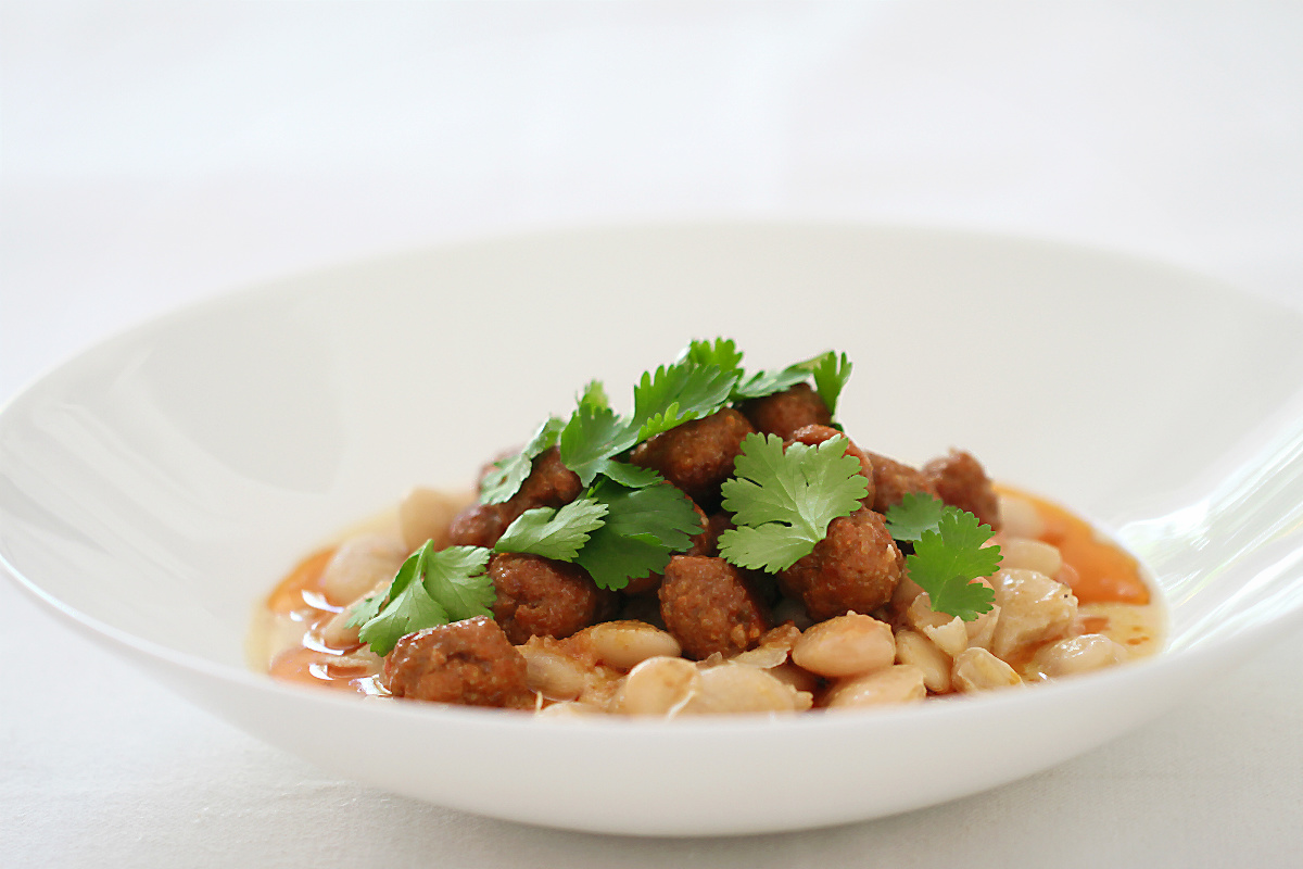 Merguez-Bällchen (Lammbratwurst) mit weißen Riesenbohnen, Tomaten-Concassée und frischer Koriander | Arthurs Tochter kocht. von Astrid Paul