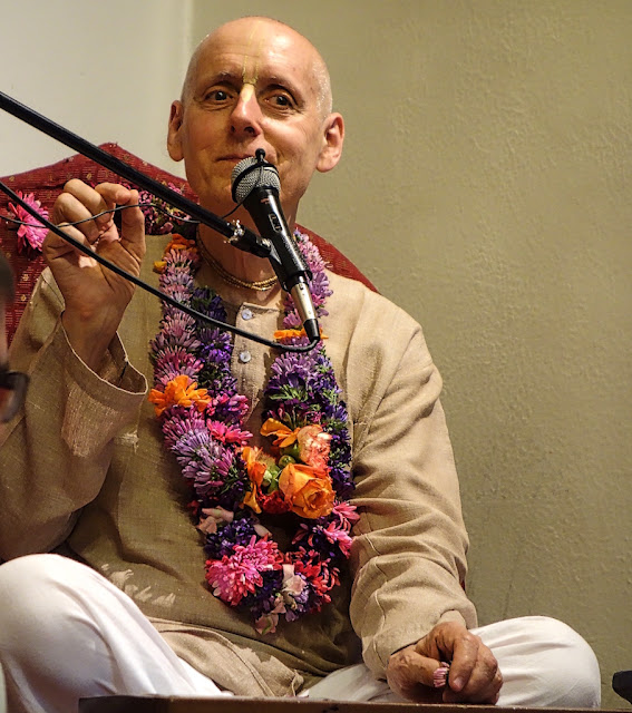 Sanarkshan Das Describing the Glories of Srila Prabhupada, Santiago