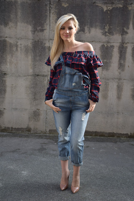 outfit salopette di jeans come abbinare la salopette di jeans outfit aprile 2017 outfit primaverili mariafelicia magno fashion blogger colorblock by felym fashion blog italiani fashion blogger italiane blog di moda blogger italiane