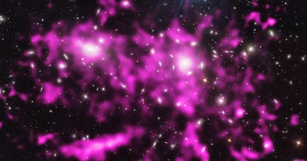 Aglomerado de galáxias próximo tem braços de plasma gigantes