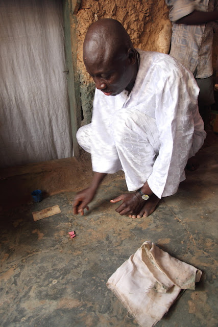 Baba Adisa reading the message from the Kola nut