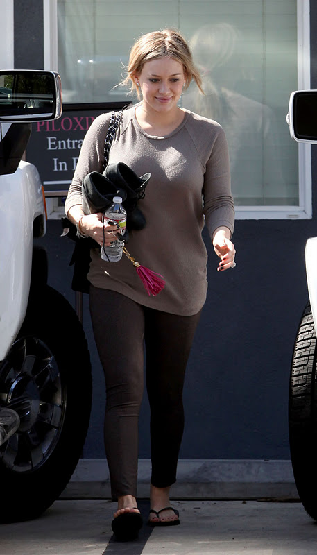 Hilary Duff's spandex ass while pregnant