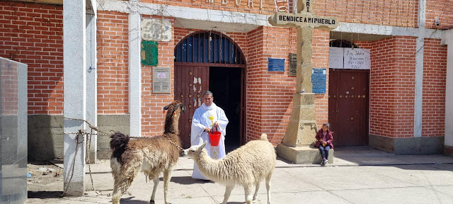 In der Stadt Bombori ist der religiöse Synkretismus [Vermischung verschiedener religiöser Traditionen] zu sehen. Ich muss bei den religiösen Aktivitäten jeden Pilger, der in Bombori ankommt, begleiten.