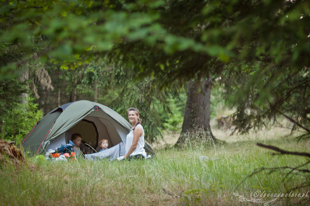 biwakowanie, camping dziecko, wakacje pod namiotem