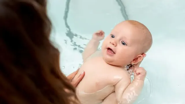 كيف غسل الطفل الرضيع