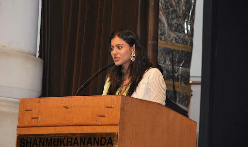 Actress Kajol in white dress at the Dinanath Mangeshkar Puraskar awards