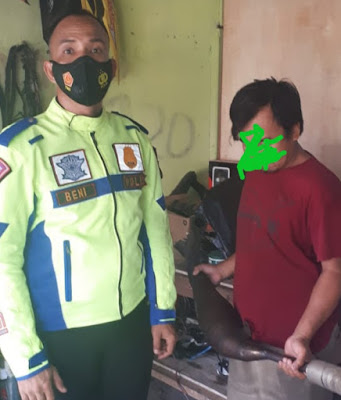 
Sat Lantas Polres Ogan Ilir Larang Pemilik Bengkel Motor Jual Knalpot Racing..!! 
