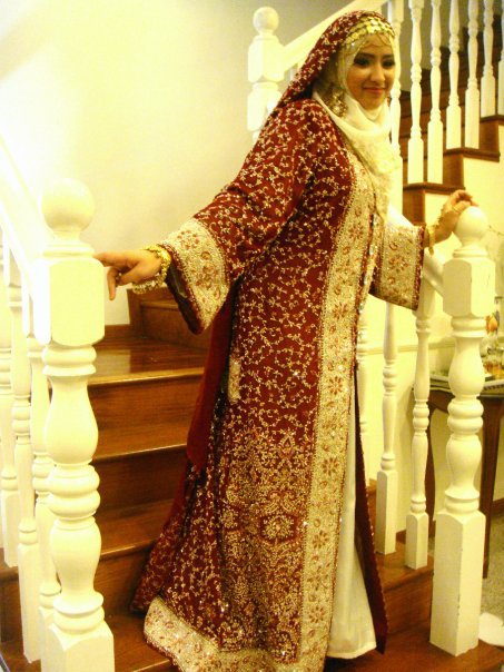 Elegant Arab Wedding Dress in Rich Red and Gold Tones