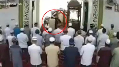 VIRAL.. Seorang Pria Pukul Imam Masjid di Riau Saat Shalat Subuh, Pelaku Babak Belur