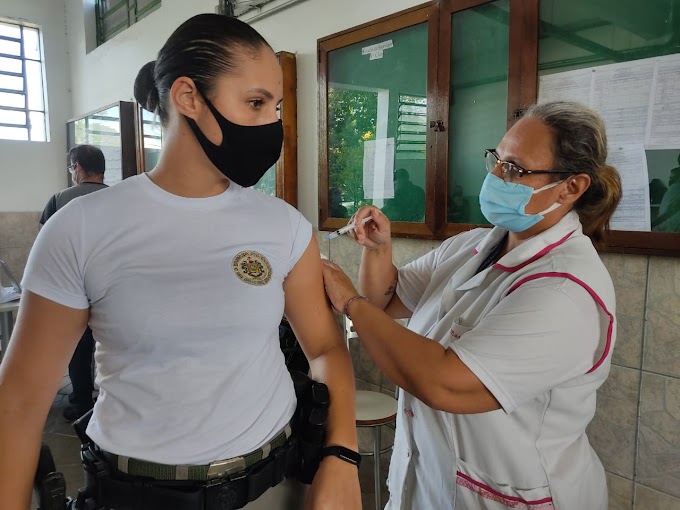 VÍDEO | Policiais do 17º BPM são vacinados contra o coronavírus em Gravataí