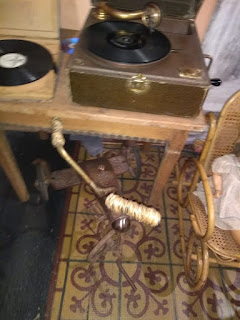 se observa un viejo tocadiscos para discos de pasta