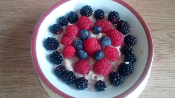 Porridge-with-bananas-and-berries-beautifully-arranged