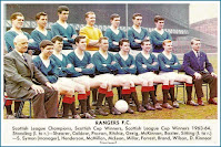 THE RANGERS Football Club - Glasgow, Escocia, Gran Bretaña - Temporada 1963-64 - Shearer, Caldow, Provan, Ritchie, Greig, McKinnon y Baxter; S. Symon (manager), Henderson, McLean, Millar, Forrest, Brand, Wilson y D. Kinnear (entrenador) - El Rangers fue Campeón de la Liga y la Copa escocesa esta temporada. Era su 34º título de Liga y su 18º título de Copa