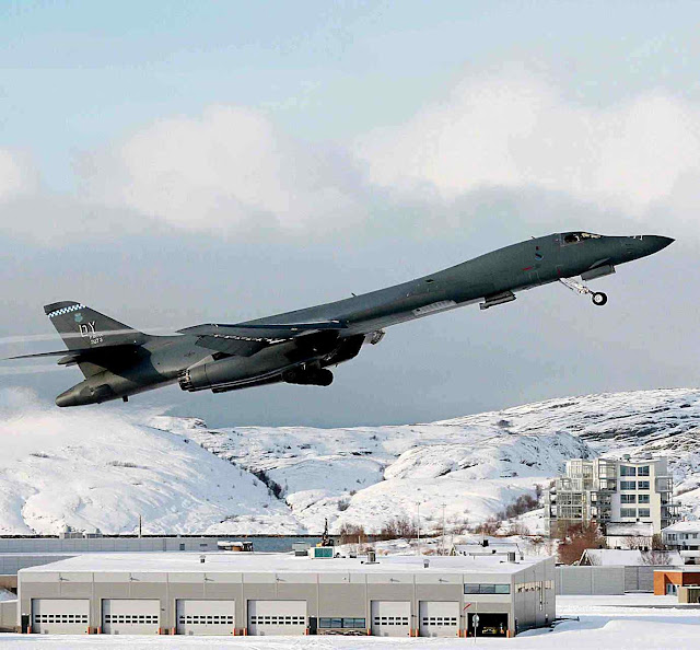 Primeira vez que bombardeiro nuclear EUA pousa no Ártico. Base de Bodø, Noruega, em março