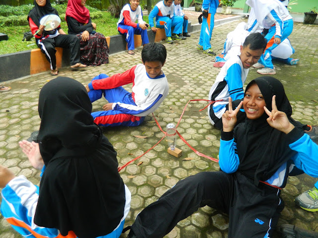 Keseruan game memasukkan paku dalam botol