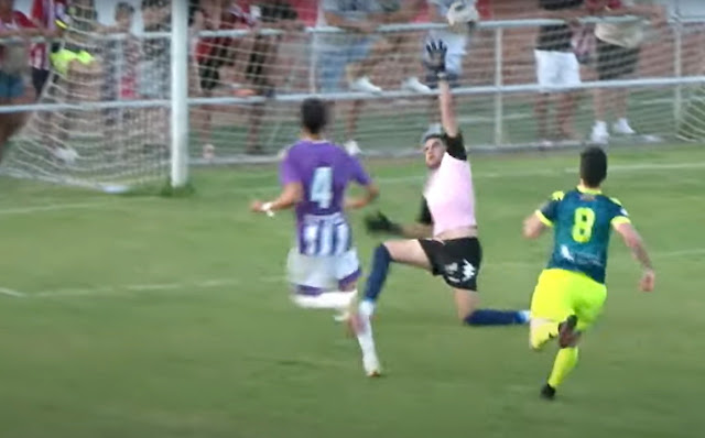 Kike Pérez bombea el balón ante la salida de Farolo para marcar el segundo gol. ATLÉTICO TORDESILLAS 0 REAL VALLADOLID C. F. 2 Sábado 16/07/2022. Partido amistoso. Tordesillas (Valladolid), campo de Las Salinas: 1000 espectadores.