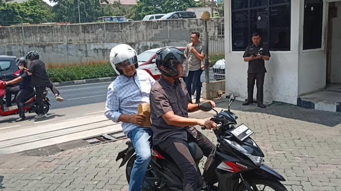 Anies Diantar Naik Motor Urus SKCK ke Kantor Polisi untuk Syarat Pendaftaran Capres 2024