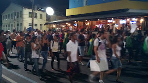 Manifestantes descem para a Barra e estão chegando ao Rio Vermelho