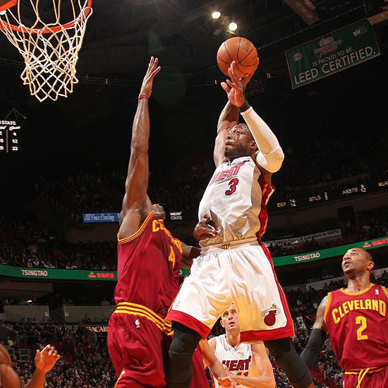 dwyane wade dunking. Dwyane Wade dunk on