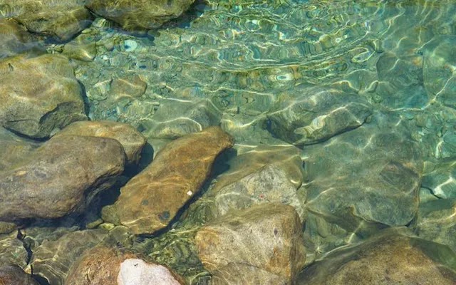 Aguas Termales con Rocas