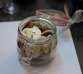 Pastilhas de chocolate com flocos de laranja e damasco