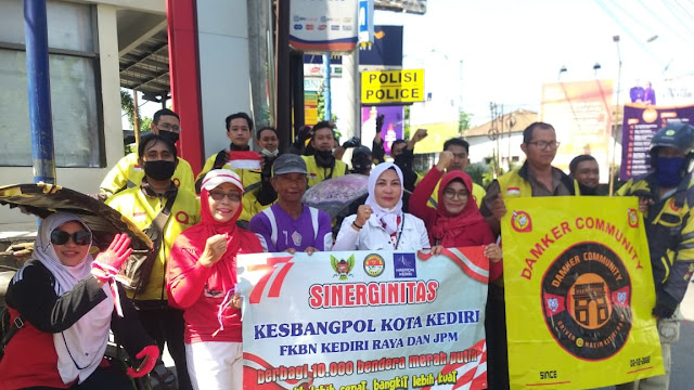 KESBANGPOL PJM Kota Kediri dan FKBN Kediri Raya Membagikan Ribuan Bendera Wujud Merayakan HUT Kemerdekaan RI ke-77