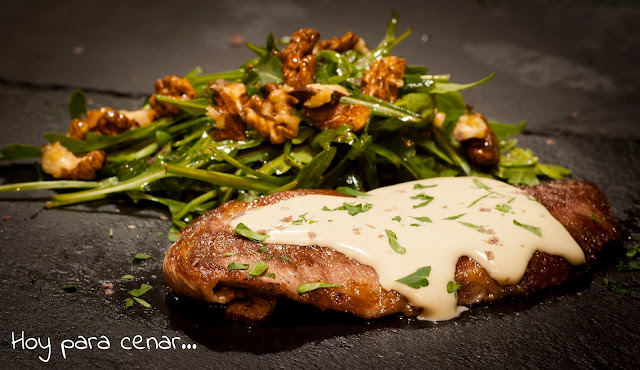 Secreto ibérico con salsa de queso picón, rúcula y nueces...