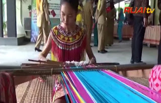 Dalam membuat kain songket khas dayak, rizka tidak menemukan kendala yang berarti, tapi mahasiswa IKIP PGRI Malang ini mengaku kesulitan memasarkan hasil karya kerajinannya, terlebih untuk menembus pasar moderen.