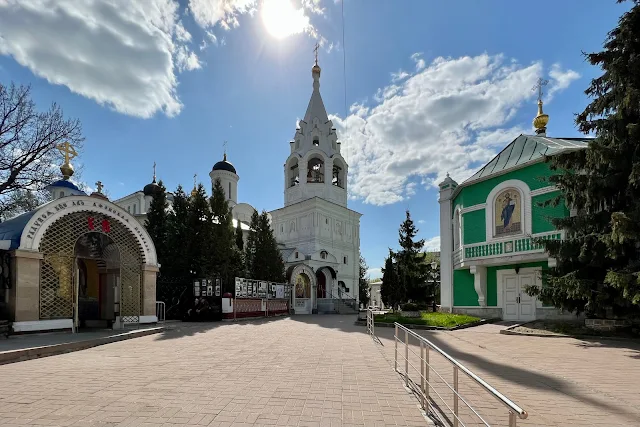 Гончарная улица, подворье Афонского Свято-Пантелеимоновского монастыря, храм Никиты Великомученика на Швивой горке