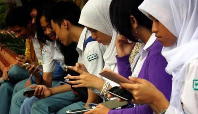 Fakta Bahwa Handphone Bisa Membuat Kita Mengalami Masalah Kulit