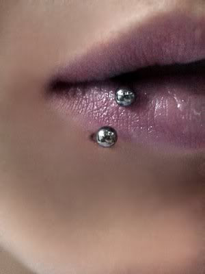 PIERCING EN LABIO ARGOLLA MUJERES FOTO