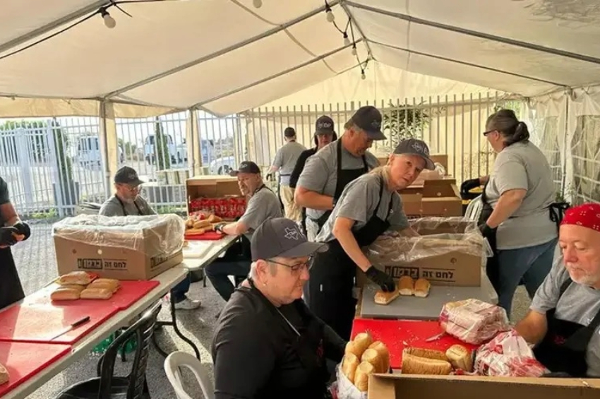 Voluntários do TBM preparam comida para os israelenses | Foto: Texas Baptist Men