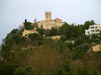 Vista de la Roca amb l'església de Santa Maria, des de la riera de Pontons