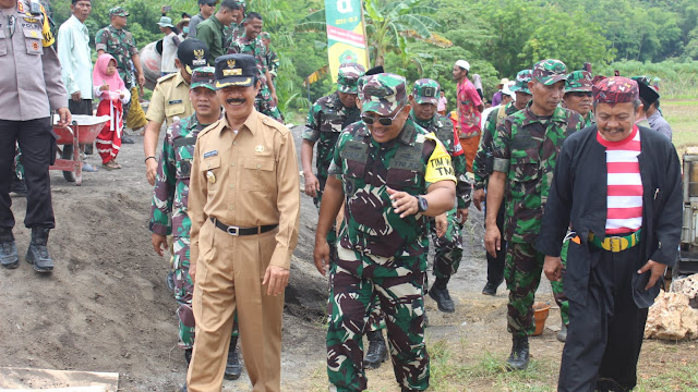 Evaluasi Pelaksanaan Tentara Manunggal Membangun Desa (TMMD) ke 115 di Desa Bujur Barat, Mayjend TNI Ainurrahman di dampingi  Wabup Fattah Jasin