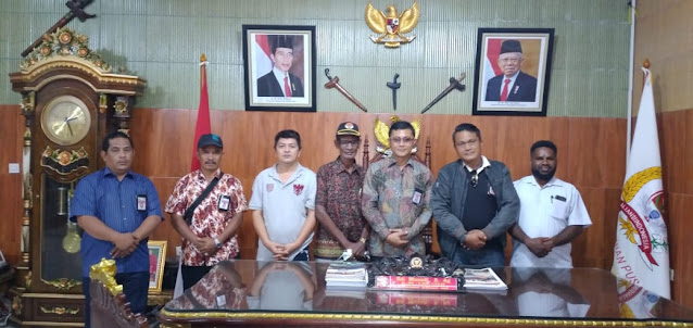 Yowel Warabai Serahkan Dokumen Pengesahan KPK-Tipikor Provinsi Papua ke Marwan.lelemuku.com.jpg