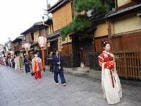 行列は四条花見小路を下る