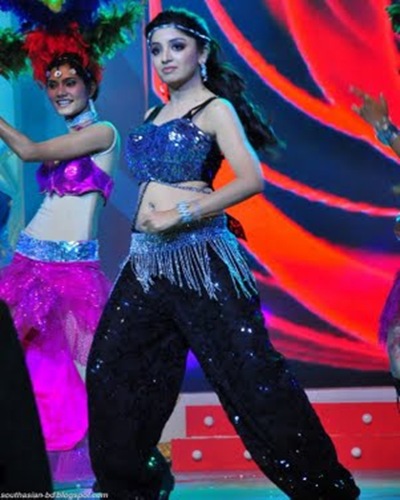 Poonam Kaur dancing hot pics