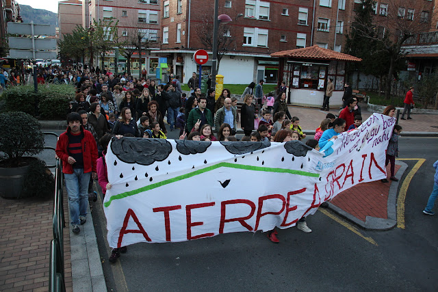 Protesta de estudiantes y familias en demanda del cubrimiento del patio del colegio de Arteagabeitia