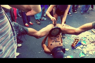 Parada Gay de São Paulo 2015 - Homem introduz objeto sacro no ânus em plena Avenida Paulista